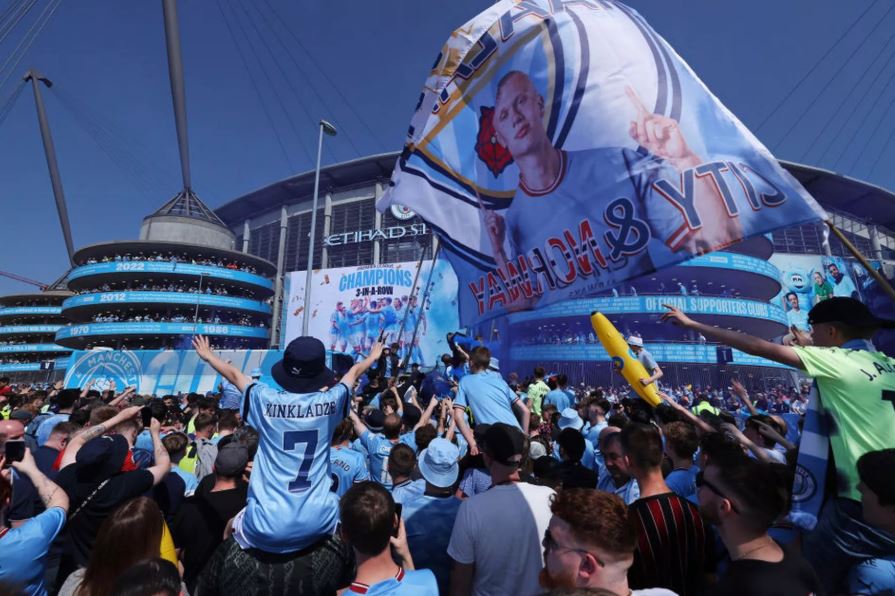 Khám phá đặc điểm và văn hoá fan Man City