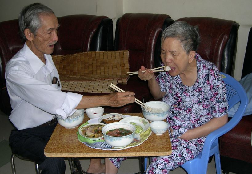 Giải mã ý nghĩa giấc mơ thấy ông bà đã mất ăn cơm