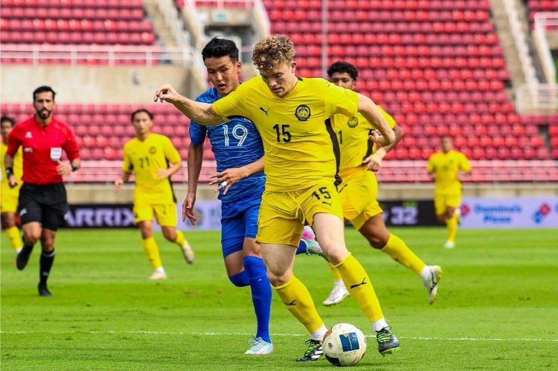 Bình luận bóng đá được hiểu là việc phân tích và cung cấp thông tin về trận đấu