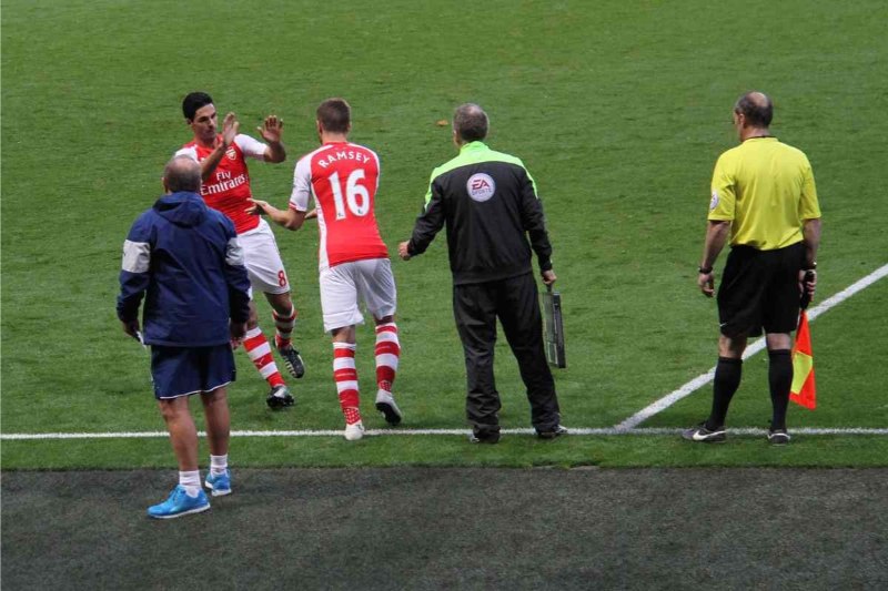 Người chơi cần có sự am hiểu về chiến thuật chuyển đổi cầu thủ các HLV