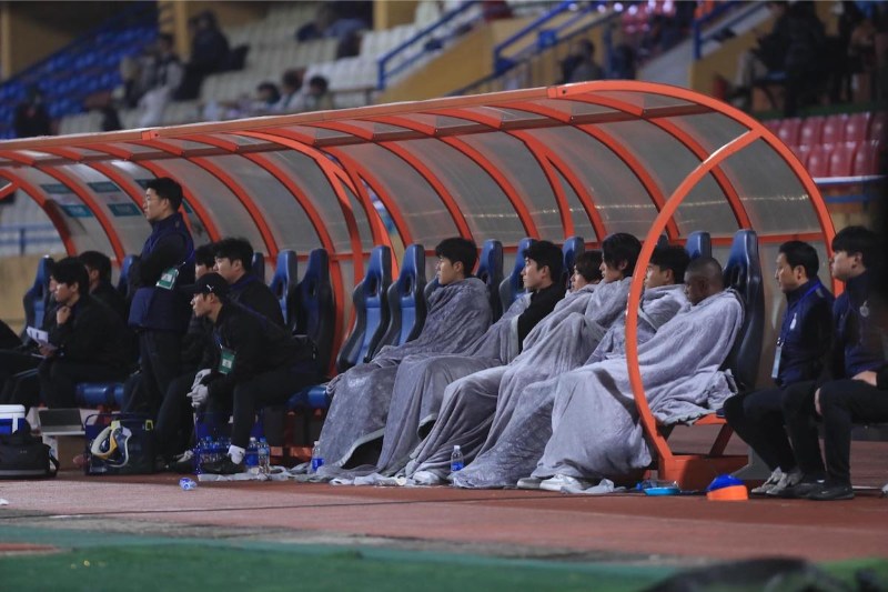 Dàn cầu thủ dự bị ngồi ở khu vực riêng của từng đội bóng